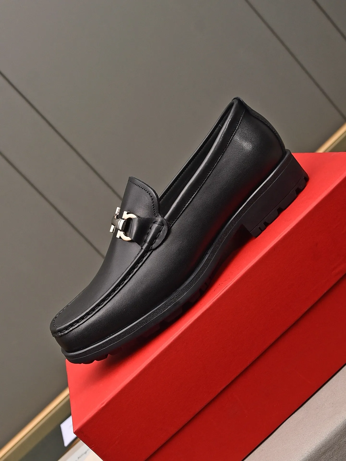 Men's shoes 💰: 500 Brand: Ferragamo Size: Men's size 38/44 (45 can be customized) Grade: Same style as the official website High-end quality men's shoes Material: Original first-layer calfskin Water-dyed cowhide lining Original outsole Style categories: Men's fashionable formal business casual leather shoes Slip-on men's shoes high-top series Young fashion European and American trends British style Casual matching Comfortable feet